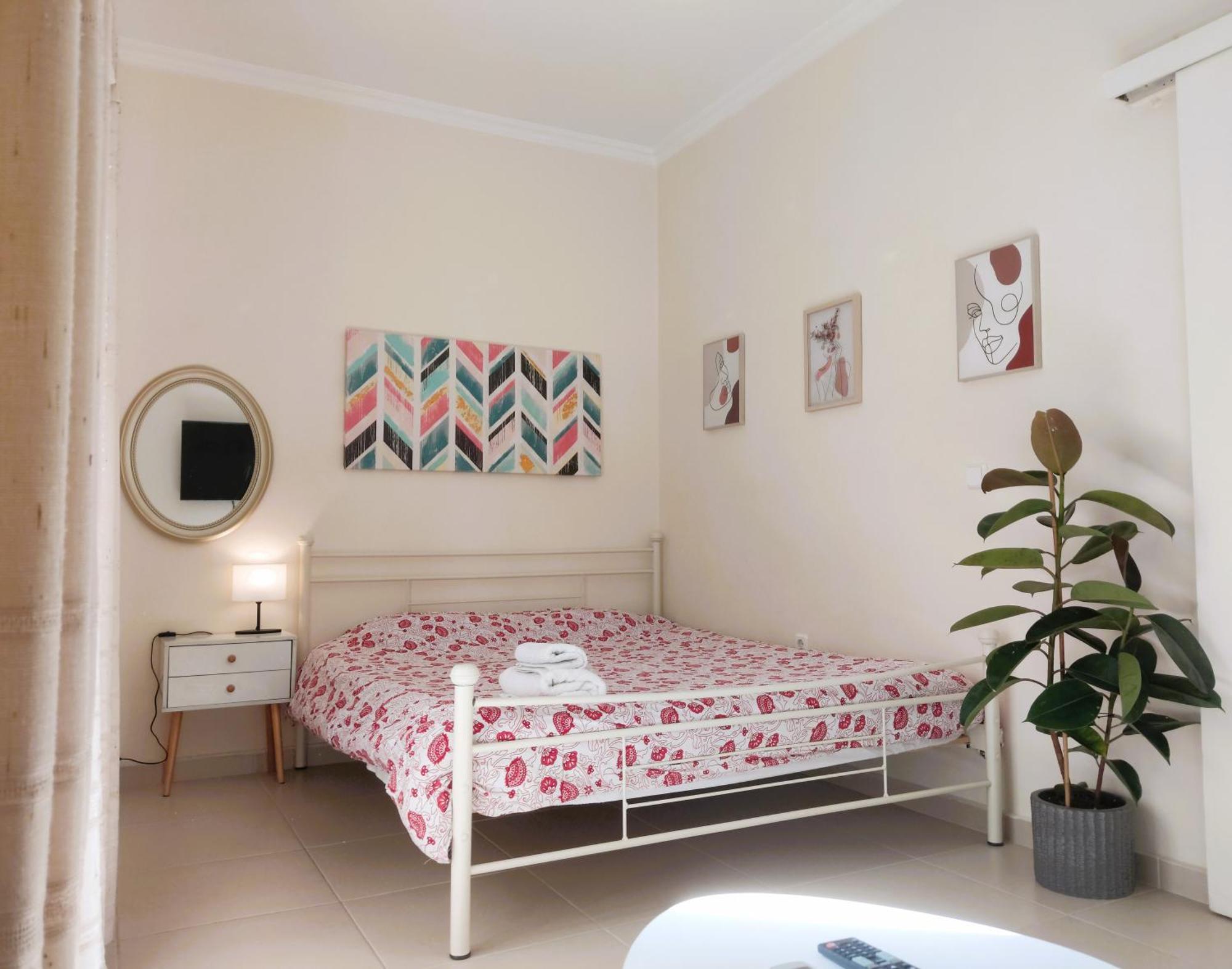 Next To Metro! Bright Apartment With Fully Equipped Kitchen Афины Экстерьер фото